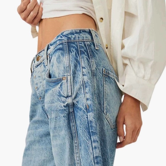 Free People structured barrel leg lends a fun retro shape. Vintage look seams. - Picture 4 of 10